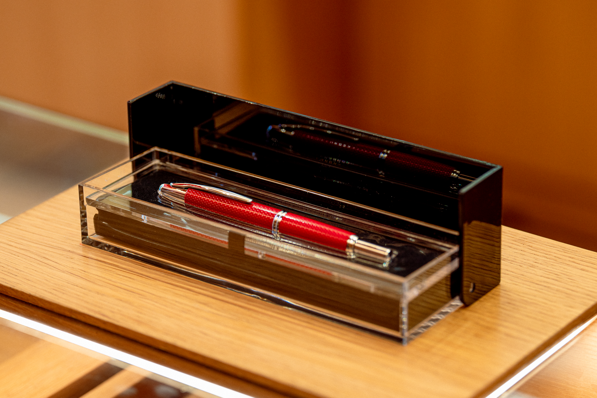Pilot capless graphite red, luxury japanese fountain pen with 18 carat gold nib